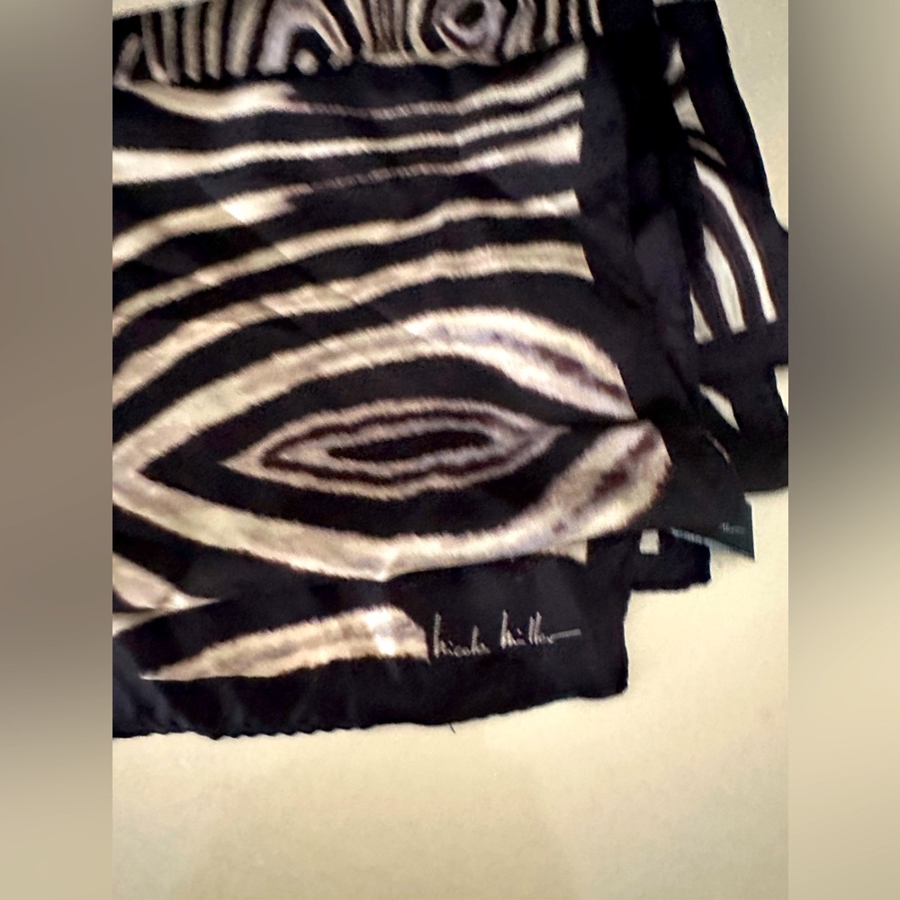 NWT Nicole Miller STUDIO Signed Black Cream Abstract Silk Square Scarf Rare - Picture 4 of 4